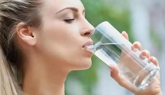 如果人喝水过量,会发生什么? - 品悦舍