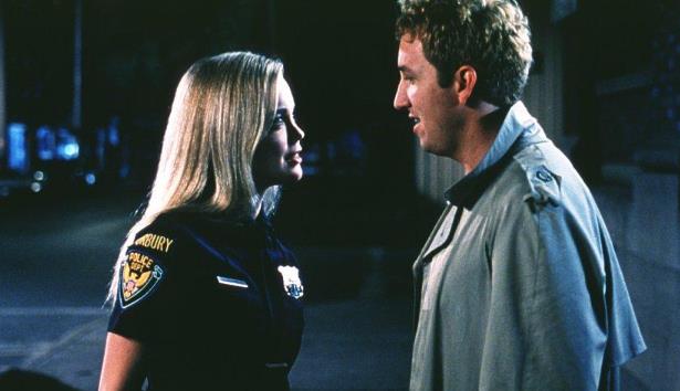 《超级骑警》荒诞外皮下的小人物逆袭史诗 - 品悦舍