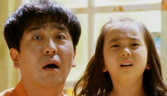 韩国电影《七号房的礼物》荒诞与温情交织的人性寓言 - 品悦舍